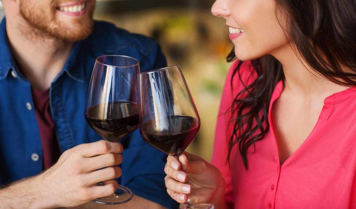 Pareja brindando con vino